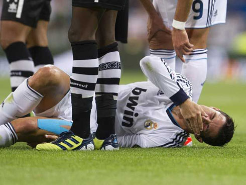 Cristiano Ronaldo covers his face to hide his pain, after suffering a knock in Real Madrid vs Granada, in 2012