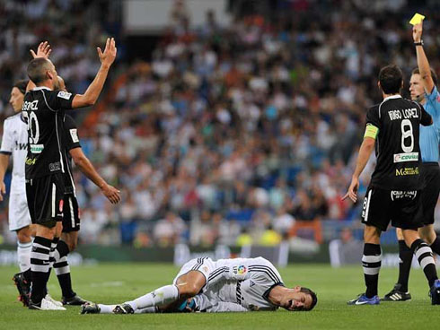 Cristiano Ronaldo lied on the pitch after picking an injury in Real Madrid vs Granada, from a foul committed by Borja Gómez, in the Spanish League 2012/2013