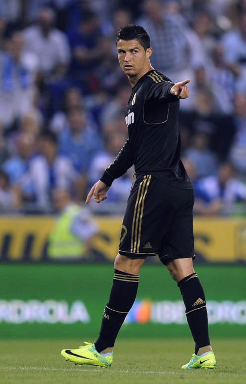 Cristiano Ronaldo pointing behind to a teammate