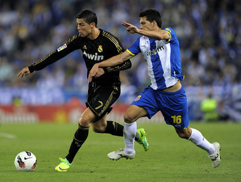 Cristiano Ronaldo fighting for the ball in La Liga 2011/2012