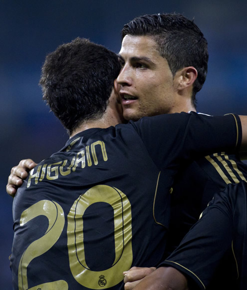 Cristiano Ronaldo hugged to Gonzalo Higuaín