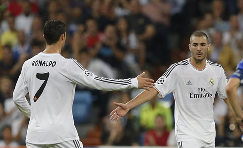 Cristiano Ronaldo touching hands with Karim Benzema, in Real Madrid vs Copenhagen in 2013-2014