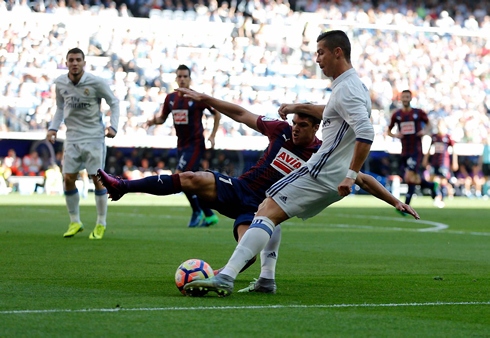 Cristiano Ronaldo cross in Real Madrid vs Eibar in La Liga 2016-17