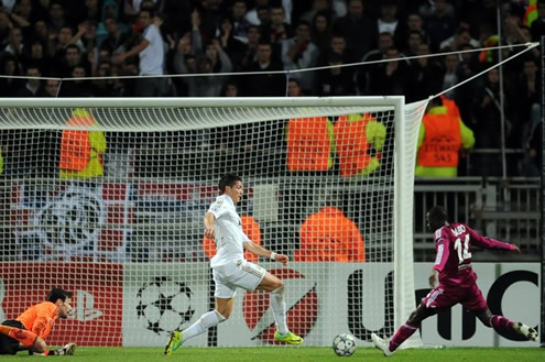 Cristiano Ronaldo dribbled Hugo Lloris and attempts to reach the ball before a defender