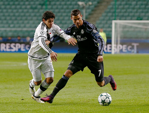 Cristiano Ronaldo protecting the ball in Legia vs Real Madrid, for the 2016 Champions League