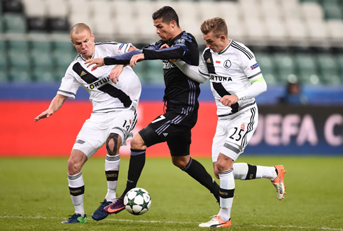 Cristiano Ronaldo trying to get past between two defenders in Legia 3-3 Real Madrid