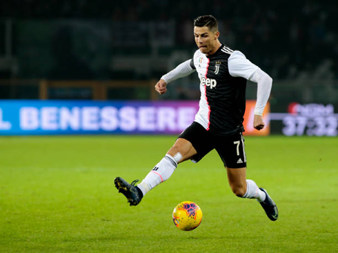 Cristiano Ronaldo doing stepovers in a game for Juventus in 2019
