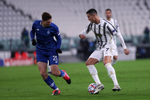Cristiano Ronaldo dribbling an opponent in Juventus vs Dynamo Kiev