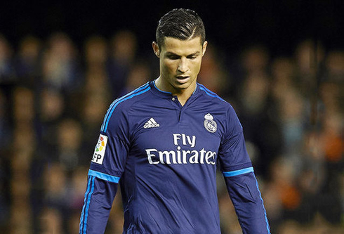 Cristiano Ronaldo puts his head down as Real Madrid comes out of the Mestalla with a 2-2 draw in La Liga 2015-2016