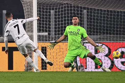 Cristiano Ronaldo scores his second goal in Juventus 4-1 Udinese