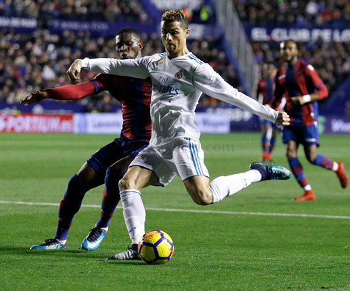Cristiano Ronaldo attempting to finish with his left foot in Levante vs Real Madrid