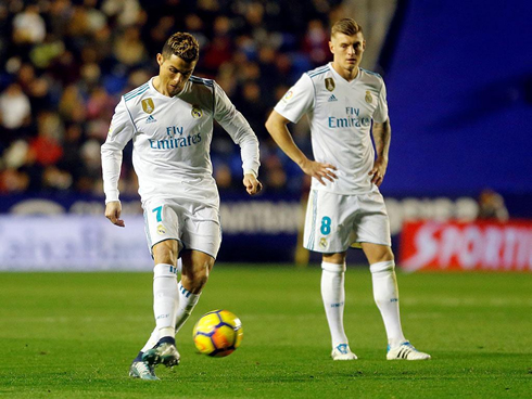 Cristiano Ronaldo taking a free-kick in Valencia, in Levante 2-2 Real Madrid