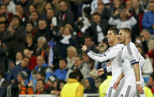 Cristiano Ronaldo showing his close first, as a sign of confidence and strength in Real Madrid vs Galatasaray, in 2013