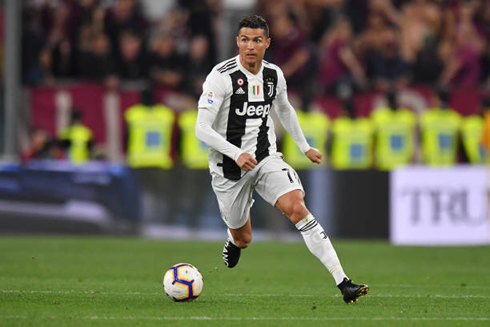 Cristiano Ronaldo moving the ball forward in a Juventus home game in the Serie A