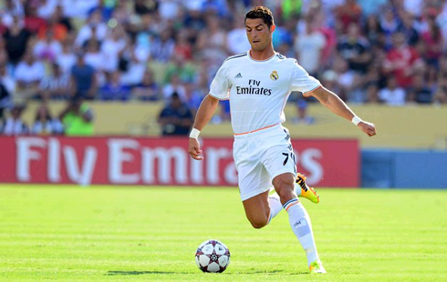 Cristiano Ronaldo about to make a 3-touch pass, with the outside part of his foot, in Real Madrid 2013-2014