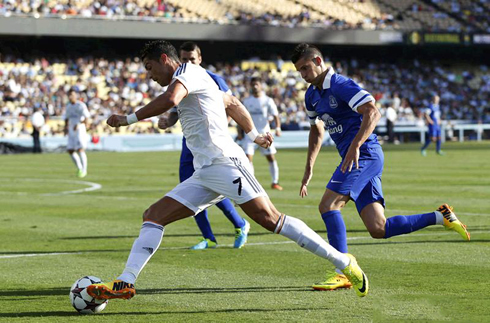 Cristiano Ronaldo leaving his opponents behind, in Everton 1-2 Real Madrid, in 2013-2014