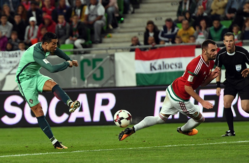 Cristiano Ronaldo shoots with his left in Hungary vs Portugal in 2017