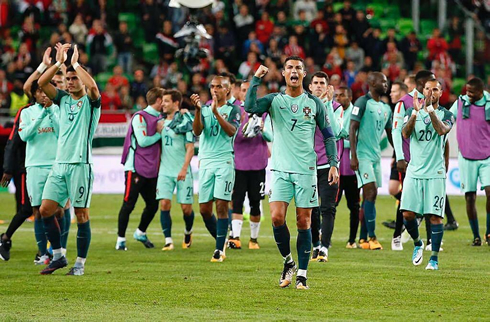 Cristiano Ronaldo and the rest of the Portuguese players thanking the fans at the stadium in Budapest