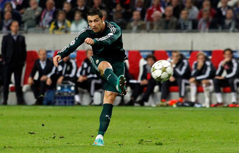Cristiano Ronaldo powerful shot in Ajax vs Real Madrid, wearing the new Real Madrid green jersey, kit and uniform in the UEFA Champions League 2012-2013