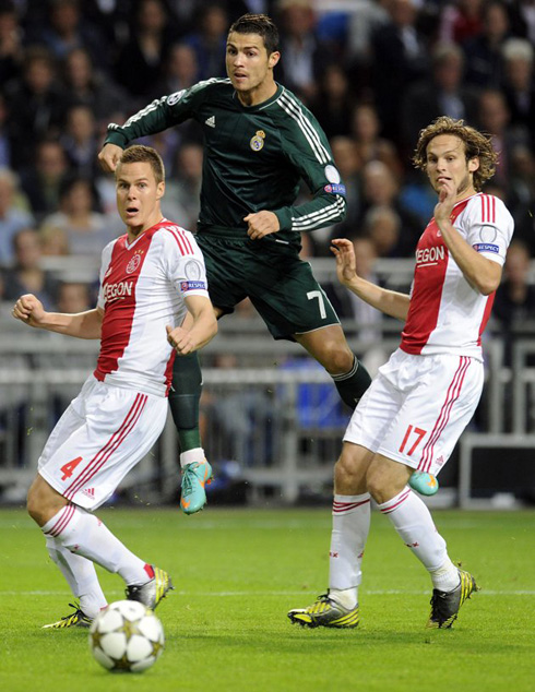 Cristiano Ronaldo jumping more than two Ajax defenders in the clash against Real Madrid, for the UEFA Champions League 2012-2013