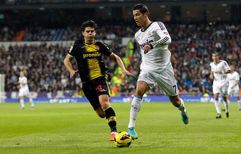 Cristiano Ronaldo full sprint with the ball close to his feet, in Real Madrid 4-0 Zaragoza and with Sapunaru chasing him, in 2012-2013