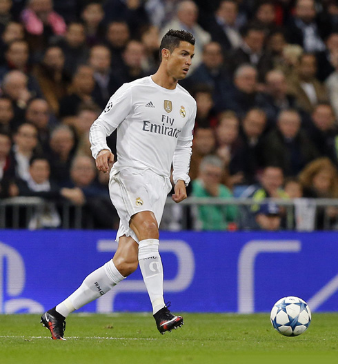 Cristiano Ronaldo passing the ball in a Real Madrid vs PSG match, at the Santiago Bernabéu
