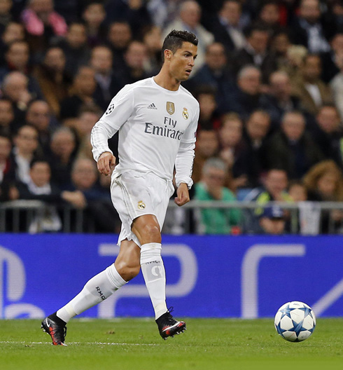 Cristiano Ronaldo passing the ball in a Real Madrid vs PSG match, at the Santiago Bernabéu