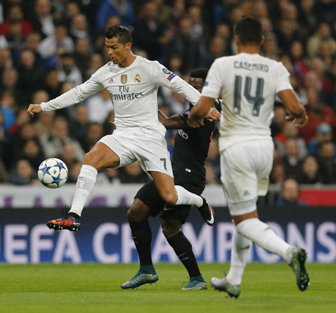 Cristiano Ronaldo jumping to get in front of an opponent in Real Madrid 1-0 PSG, for the 2015-16 UCL