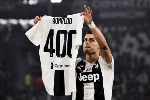 Cristiano Ronaldo showing his Juventus 400-goal commemorative jersey