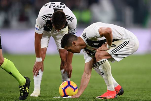 Cristiano Ronaldo making all the arrangements before taking a free-kick for Juventus