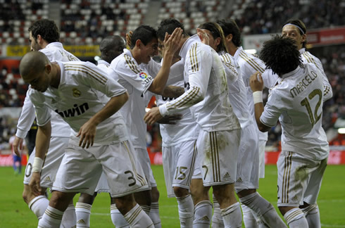 Cristiano Ronaldo being congratulated by his teammates, in Real Madrid vs Sporting Gijón