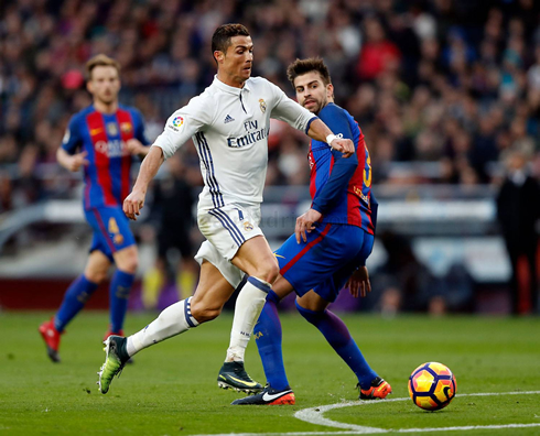 Cristiano Ronaldo getting past Gerard Piqué in Barcelona vs Real Madrid