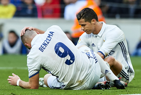 Cristiano Ronaldo and Karim Benzema hurt on the Camp Nou pitch