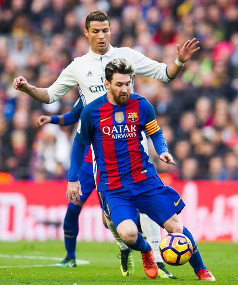 Cristiano Ronaldo trying to avoid touching Lionel Messi in Barcelona vs Real Madrid