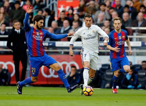 Cristiano Ronaldo goes past André Gomes and Ivan Rakitic, in Barça vs Real Madrid