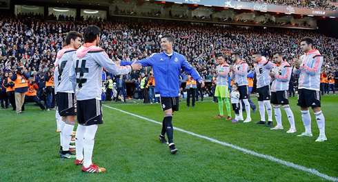 Cristiano Ronaldo being honored with the Pasillo by Valencia players