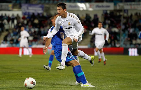 Cristiano Ronaldo getting past a Getafe defender, as if he was climbing him, in a Real Madrid game for La Liga in 2012