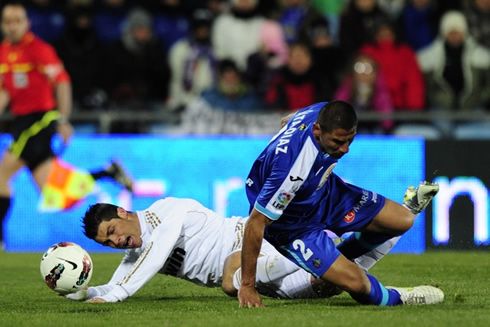 Cristiano Ronaldo falling down with a tough defender from Getafe