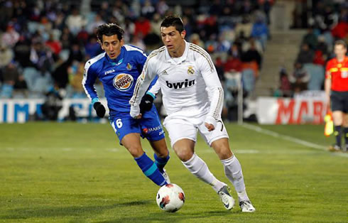 Cristiano Ronaldo dribbling and running with the ball, making use of the outside part of his foot