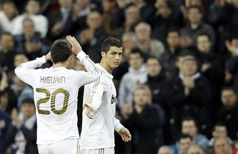 Cristiano Ronaldo extending his arm to salute Gonzalo Higuaín