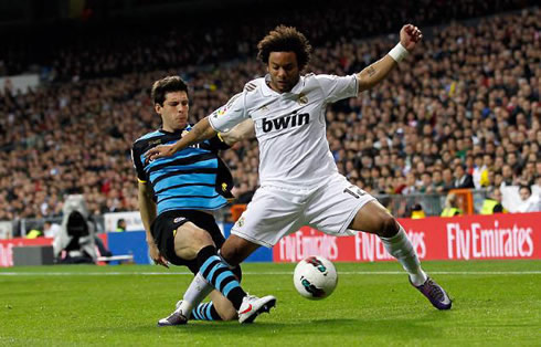 Marcelo using his body to protect the ball against an Espanyol player