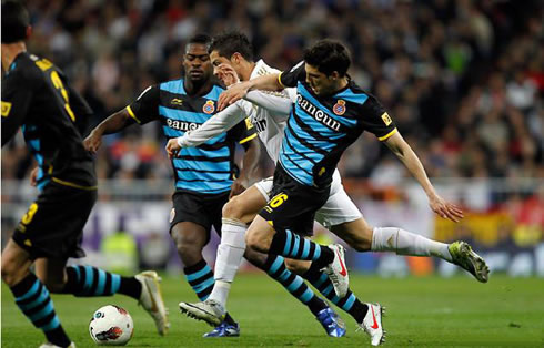 Cristiano Ronaldo running past two defenders in Espanyol vs Real Madrid, in 2012