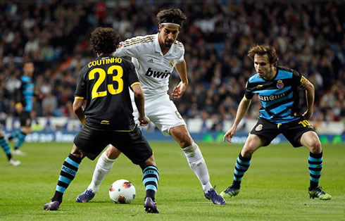 Sami Khedira going for a dribble against Philippe Coutinho, in Real Madrid 5-0 Espanyol, in 2012