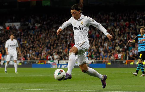 Mesut Ozil controlling the ball in Real Madrid 5-0 Espanyol