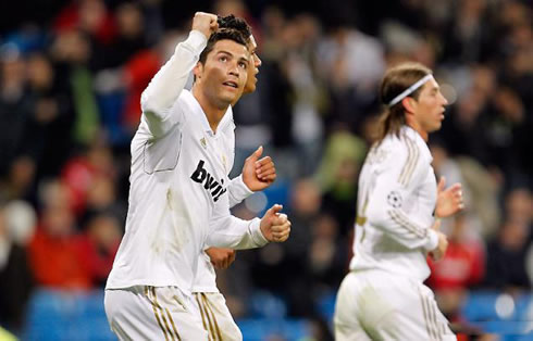 Cristiano Ronaldo looking to the top of the Bernabéu crowd, looking for his family