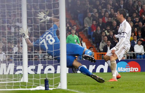 Cristiano Ronaldo goal with his knee, in Real Madrid 5-2 APOEL