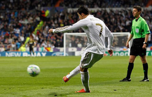 Cristiano Ronaldo free-kick shot technique, in a UEFA Champions League game for Real Madrid in 2012