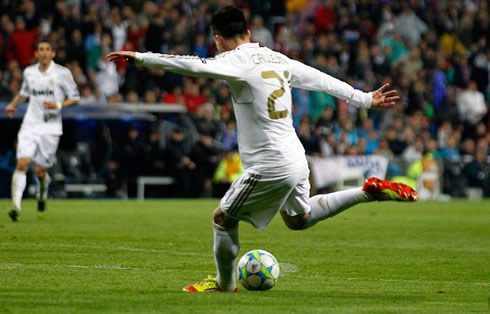 Callejón shooting and scoring a goal for Real Madrid against APOEL