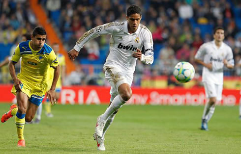 Varane sprinting to reach the ball before APOEL's attacker, in a Real Madrid game in 2012