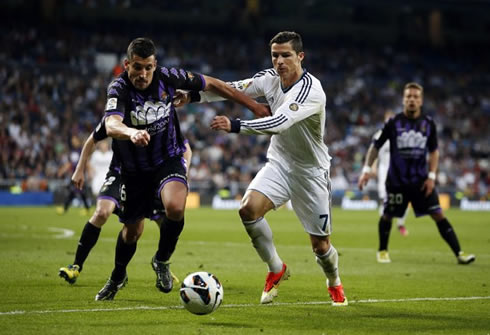 Cristiano Ronaldo fighting for the ball with a Valladolid defender, in La Liga 2013